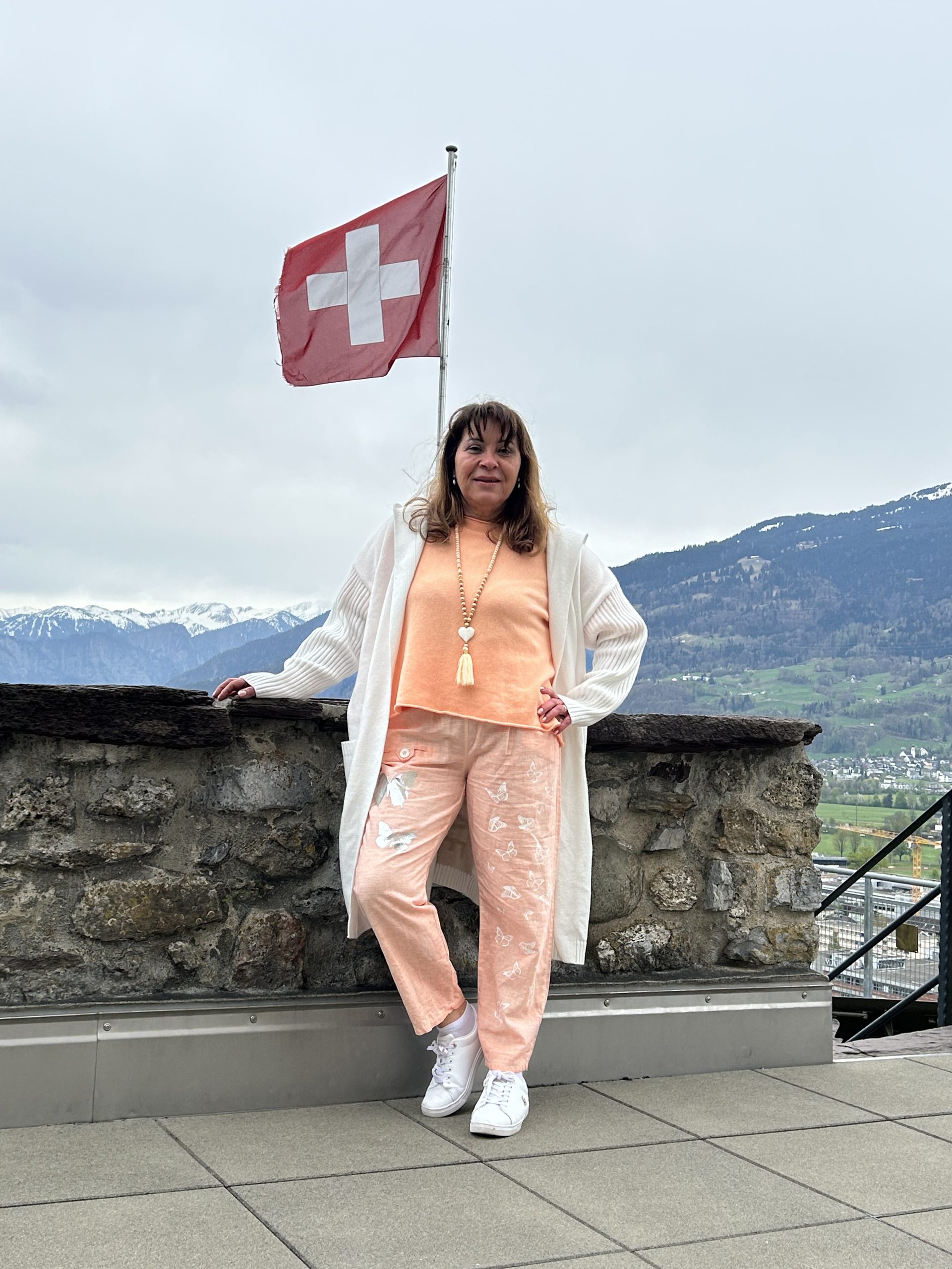 Denise Andrea Bauder vor einer Schweizer Berglandschaft